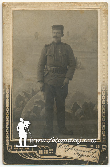 Muškarac u vojnoj uniformi (autor Milan Vukašinović)