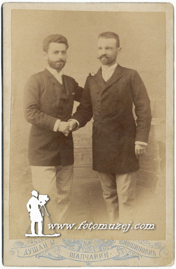 Dvojica muškaraca u građanskim odelima (autor Dušan Živojinović)