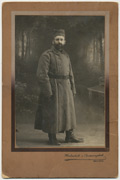 Muškarac u vojnoj uniformi