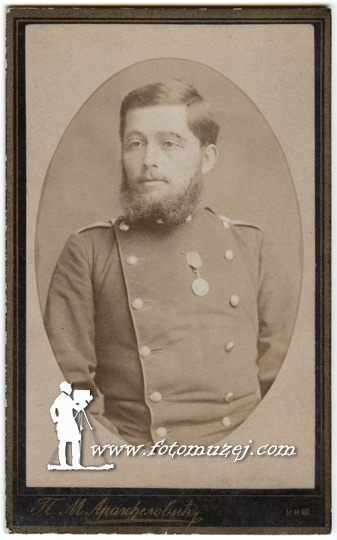 Srpski oficir sa medaljom (autor Petar Aranđelović)