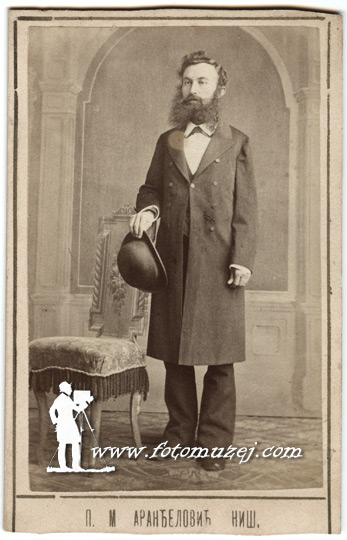 Muškarac u građanskom odelu sa polucilindrom (autor Petar Aranđelović)