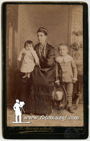 Majka sa decom (autor Petar Aranđelović)