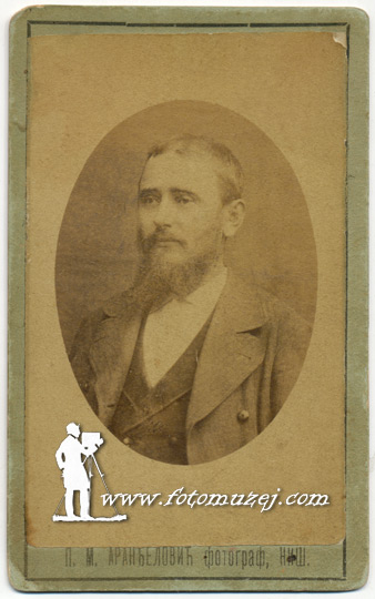 Muškarac sa brkovima i bradom (autor Petar Aranđelović)