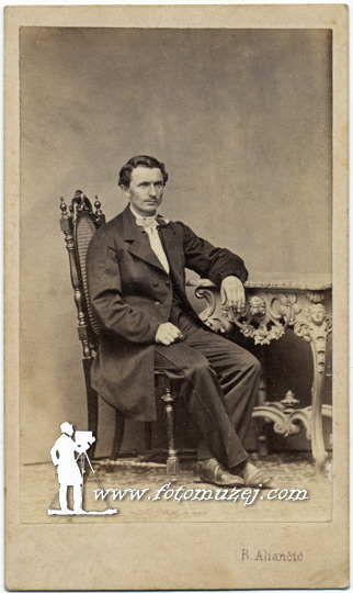 Muškarac sedi za stolom (autor Rohus Alijančić)
