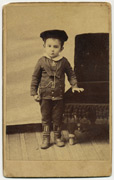 Dečak u morrnarskoj jakni