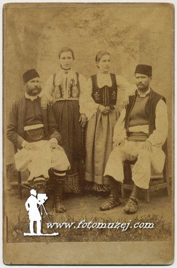 Braća sa suprugama u narodnoj nošnji (autor Solomon Alkalaj)