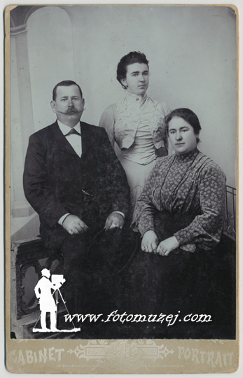 Jeca, Mila i Ljuba (bračni par sa ćerkom) (autor  Martinović)