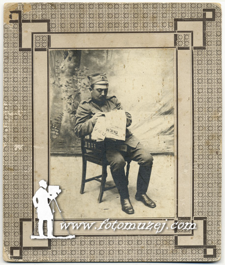 Srpski oficir čita novine (autor Nikola Nikolajević)