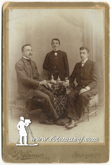 Trojica muškaraca za stolom (autor S. Abinun)