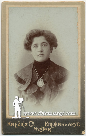Gospođa sa medaljonom (autor  Knezić)