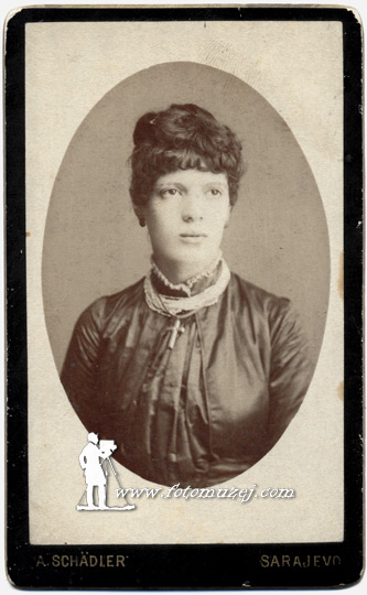 Gospođa sa krstom o vratu (autor Anton Schadler)