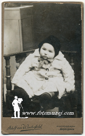 Dete u fotelji (autor Anton Winterfeld)