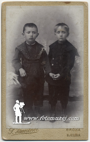 Dva dečaka u svečanim odelima (autor S. Zentner (Zoentner))