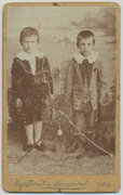 Dva dečaka sa puškama i psom