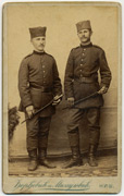 Dva vojnika sa bajonetima