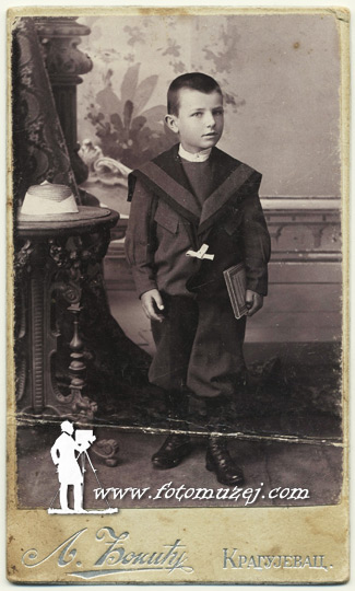 Dečak sa knjigom (autor Ljubiša Đonić)
