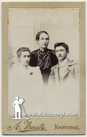 Žena sa sinom i snajom (autor Ljubiša Đonić)