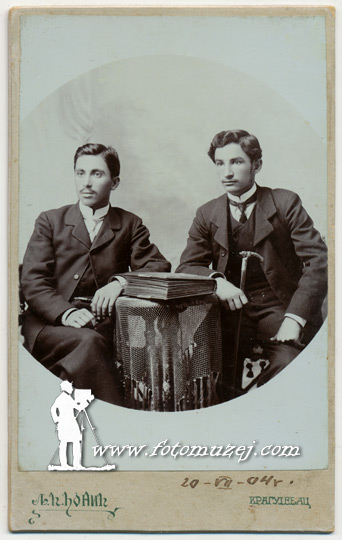 Dvojica muškaraca sa foto albumom (autor Ljubiša Đonić)