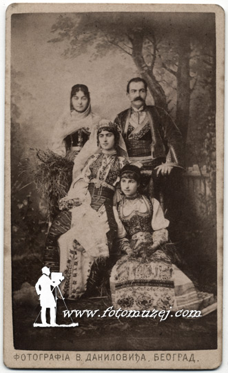 Kralj Milan i Kraljica Draga u narodnim nošnjama (autor Vasa Danilović)