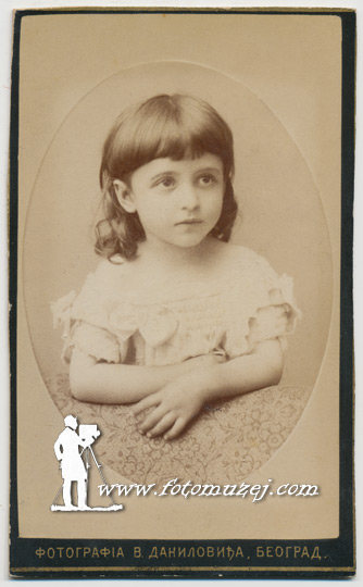 Devojčica u beloj haljini (autor Vasa Danilović)