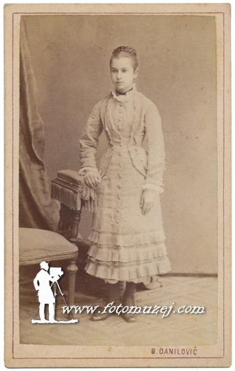 Devojčica sa spletenim kikama u punđu (autor Vasa Danilović)