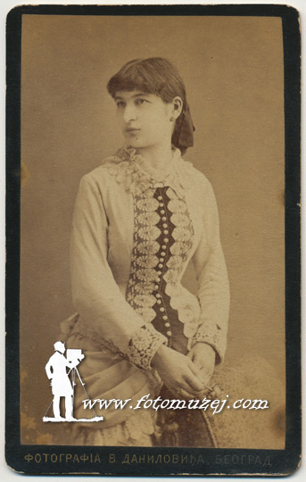 Devojka u haljini sa vezenim aplikacijama (autor Vasa Danilović)