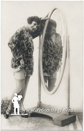 Devojka pred ogledalom