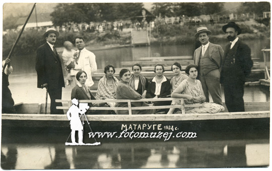 Gosti Mataruške Banje u čamcu na Ibru (autor Katinka Ćirić)