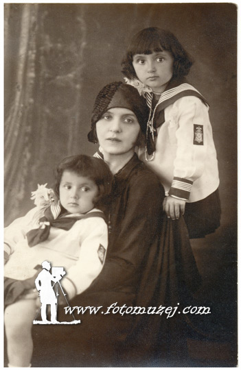 Majka sa decom (autor Katinka Ćirić)