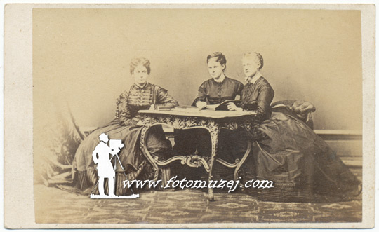 Tri dame za stolom (autor Florijan Gantenbajn)