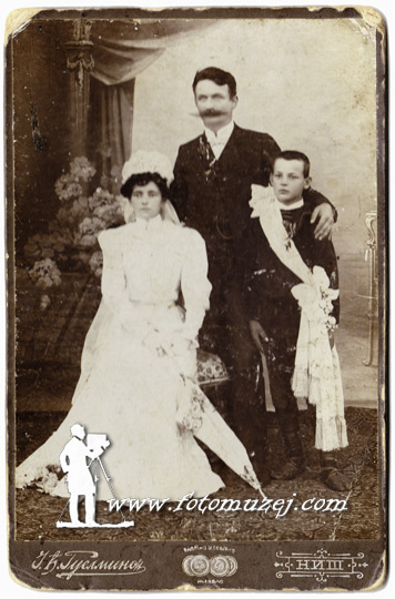 Mladenci Miloje i Angelina sa starim svatom (autor Josif Guelmino)