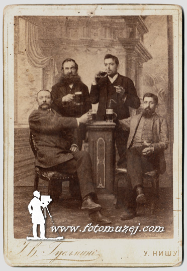 Grupa muškaraca ispija krigle piva (autor Josif Guelmino)