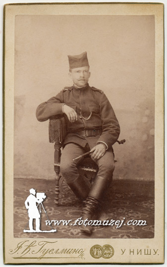 Muškarac u vojnoj uniformi (autor Josif Guelmino)