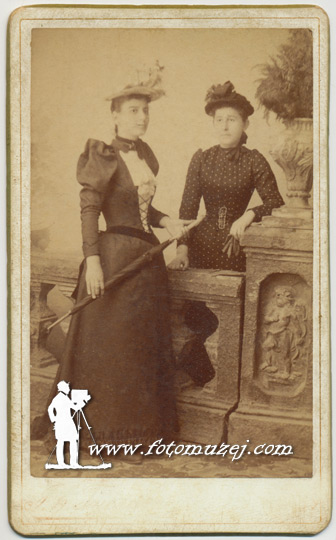 Julijana Stojanović (udata Milojević) i Rahila Stojović (udata Mihailović) (autor Josif Guelmino)