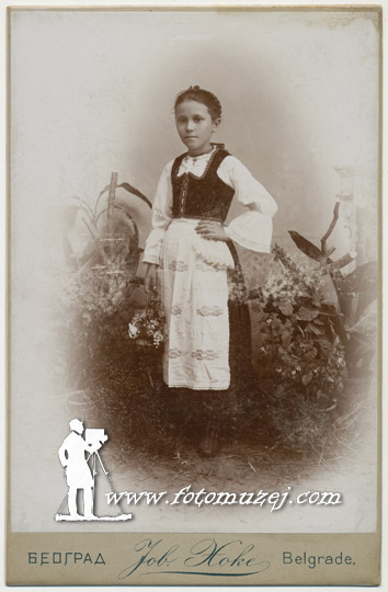 Devojčica u narodnoj nošnji (autor Jovan Hoke)