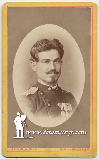 Muškarac u uniformi sa medaljama (autor Mihailo Mihajlović)