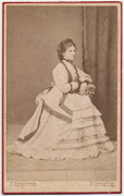 Dama u viktorijanskoj haljini