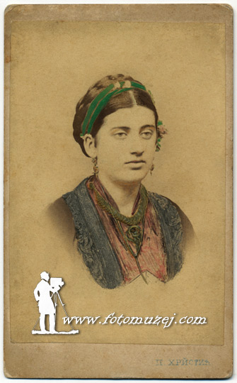 Devojka u narodnoj nošnji (autor Panta Hristić)