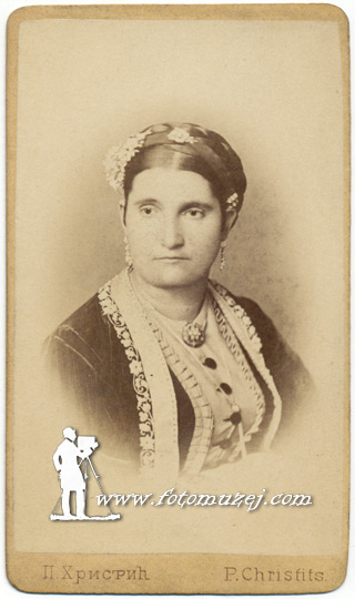Žena u gradskoj nošnji (autor Panta Hristić)