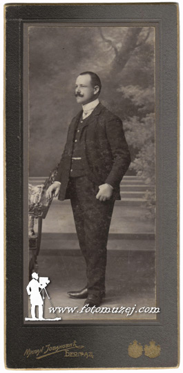 Gospodin u gradjanskom odelu (autor Milan Jovanović)