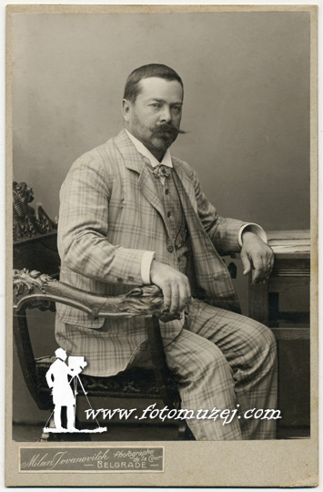 Gospodin u fotelji (autor Milan Jovanović)