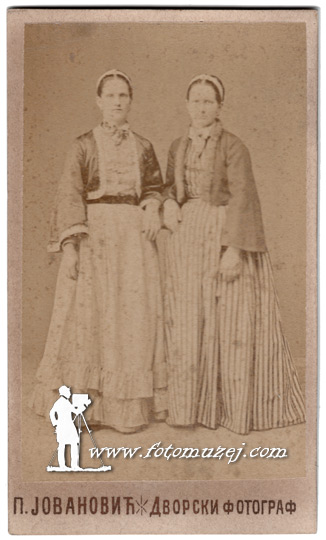 Dve žene u gradskoj nošnji (autor Petar Jovanović)