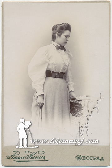 Gospođa Ljubica čita knjigu (Atelje Kenig)
