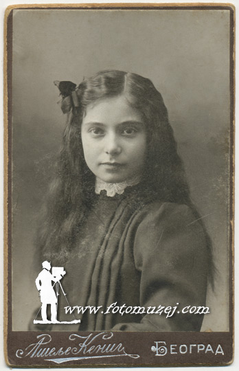 Devojčica sa mašnom u kosi (Atelje Kenig)