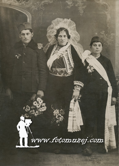 Mladenci sa deverom (Atelje Kenig)