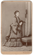 Gospođa u haljini viktorijanskog kroja