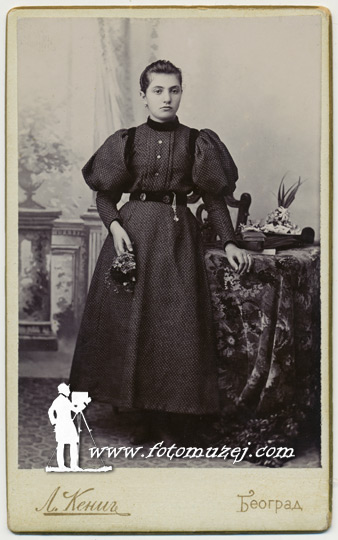 Devojka sa buketom cveća (autor Leopold Kenig)