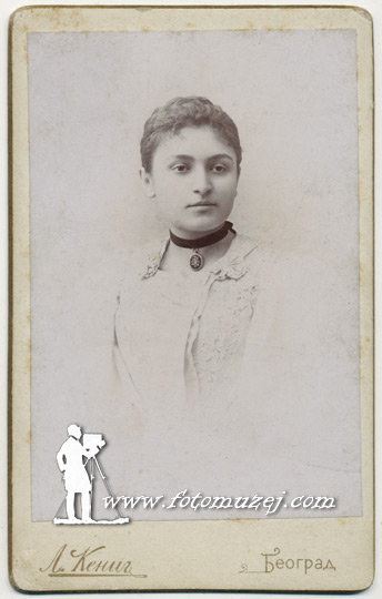 Gospođa sa medaljonom (autor Leopold Kenig)