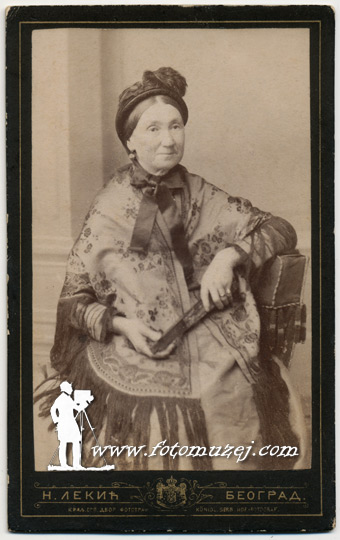 Starija gospođa sa lepezom (autor Nikola Lekić)