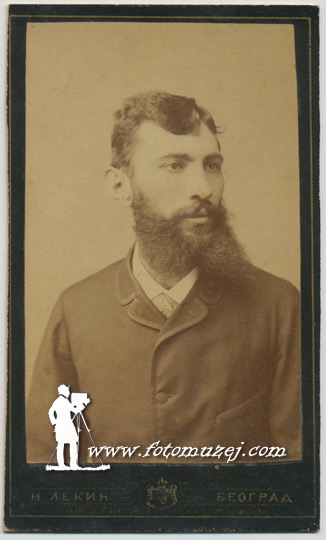 Muškarac sa brkovima i bradom (autor Nikola Lekić)